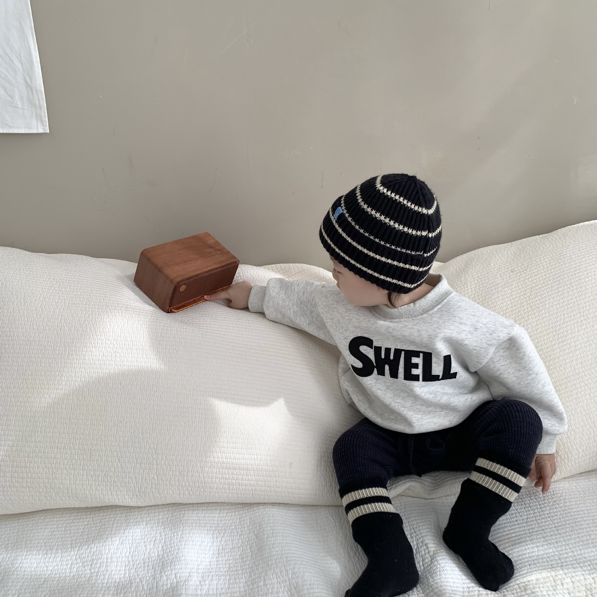 Camisetas gruesas de invierno para niños, ropa exterior para bebés, ropa infantil estilo coreano para otoño e invierno 2024, sudadera con letras y forro polar para bebés