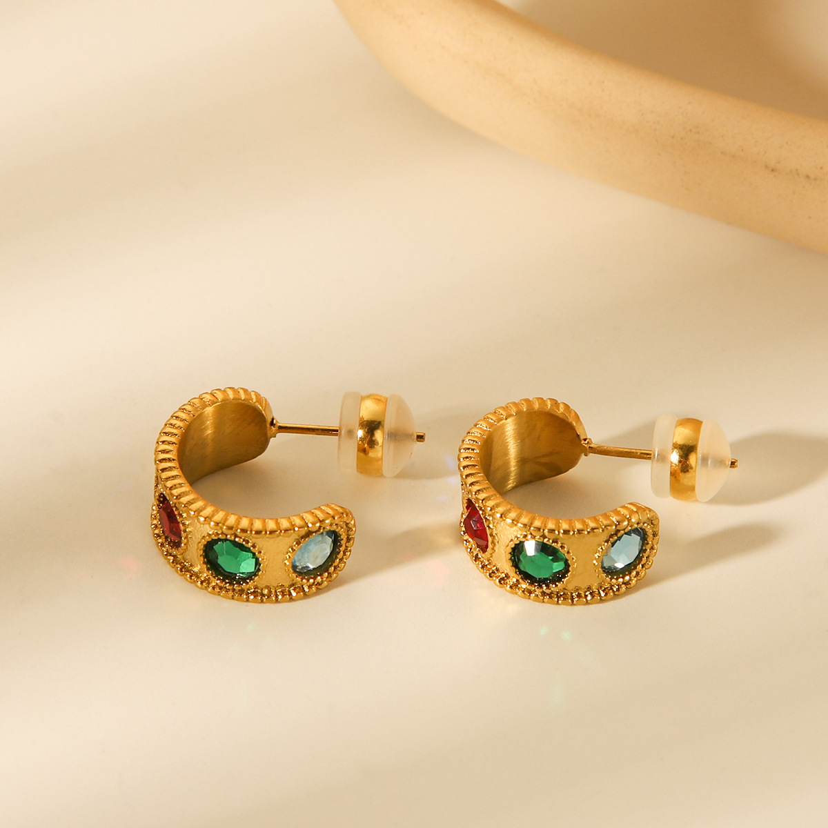 Transfronterizos Europa y América 18K oro C tipo de acero inoxidable titanio pendientes de piedra de diseño ligero lujoso temperamento retro pendientes de acero de titanio para mujeres
