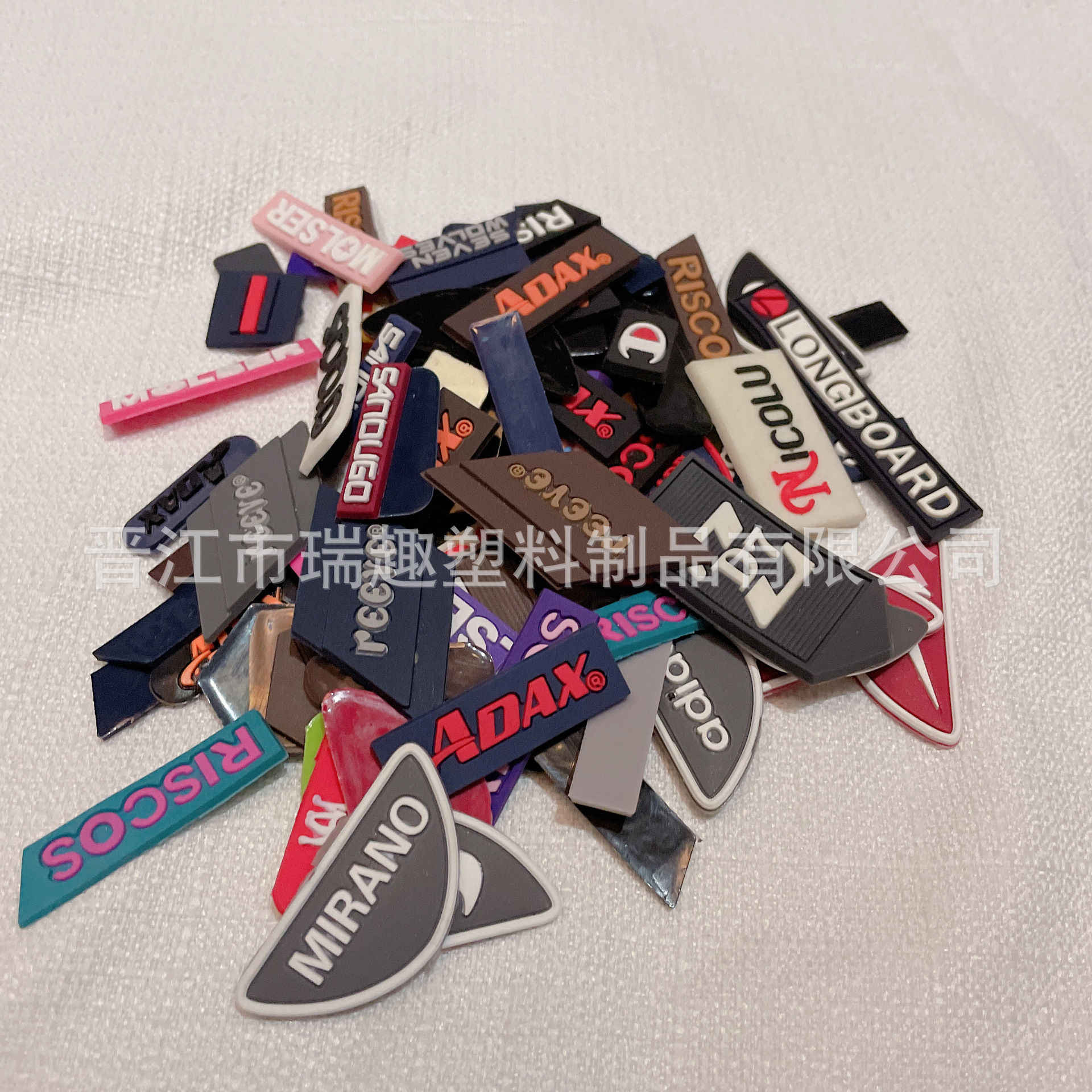 洞洞鞋服装箱包PVC软胶滴塑商标皮标胸章杯垫钥匙扣鞋花鞋扣装饰