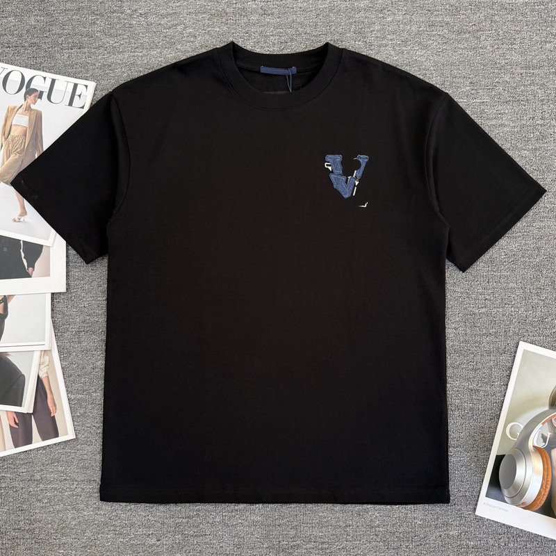Correct Version of Lv's 2026Ss Spring/Summer New Style Short-Sleeve T-Shirt with Front and Back Patchwork Denim and Embroidered Lettering Correct Version of Lv's 2026Ss Spring/Summer New Style Short-Sleeve T-Shirt with Front and Back Patchwork Denim and Embroidered Lettering