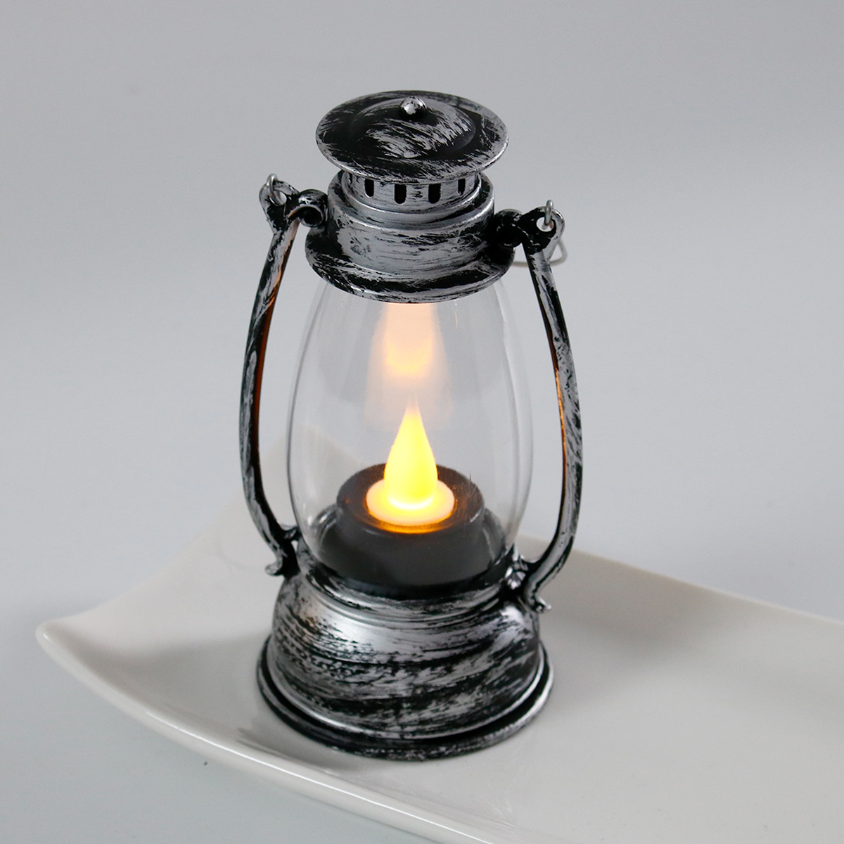 은색으로 칠해진 중간 물방울 랜턴