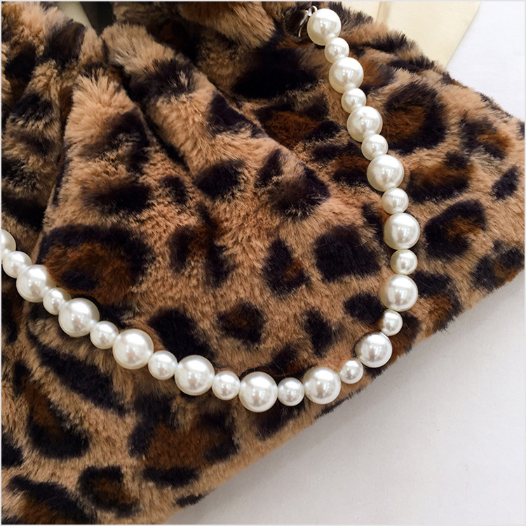 Cute Leopard Print Pearl Chain Plush Handbag Wholesale Nihaojewelry display picture 4