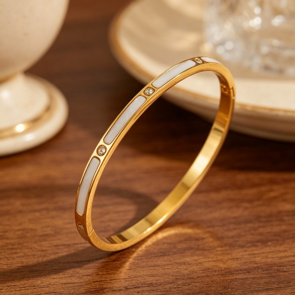 Golden white shell with diamond bracelet I117