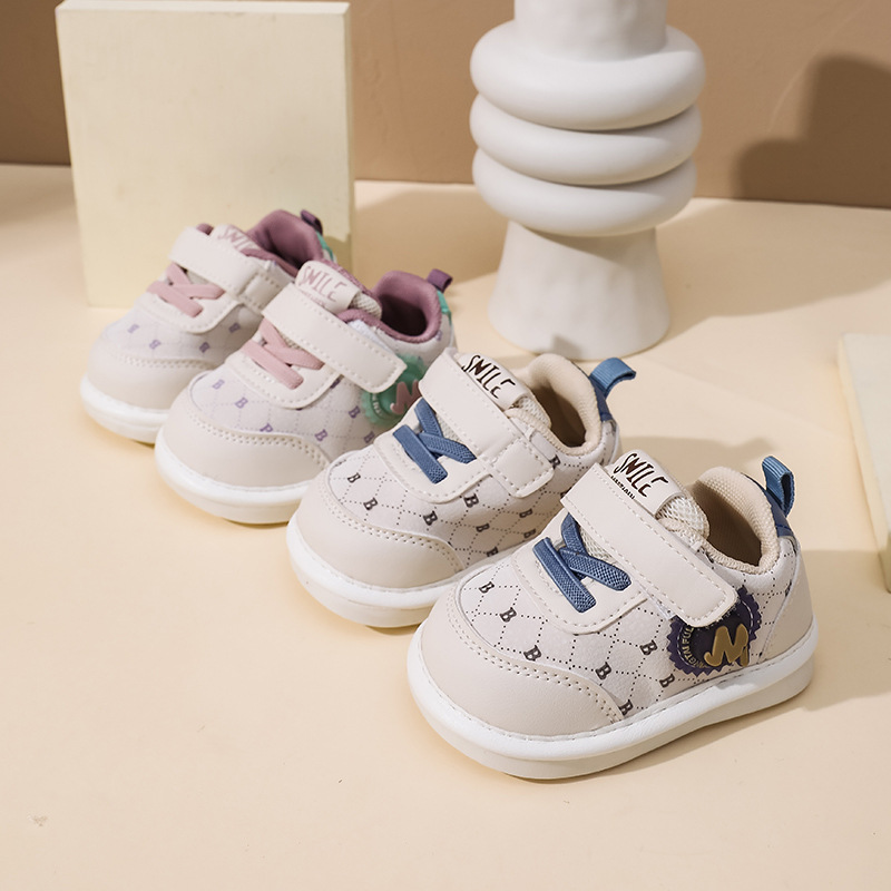 Zapatos de paso de bebé con suela suave de otoño iluminados zapatos de cuero de un año de jardín de infantes antideslizante para hombres y mujeres llamados zapatos para niños