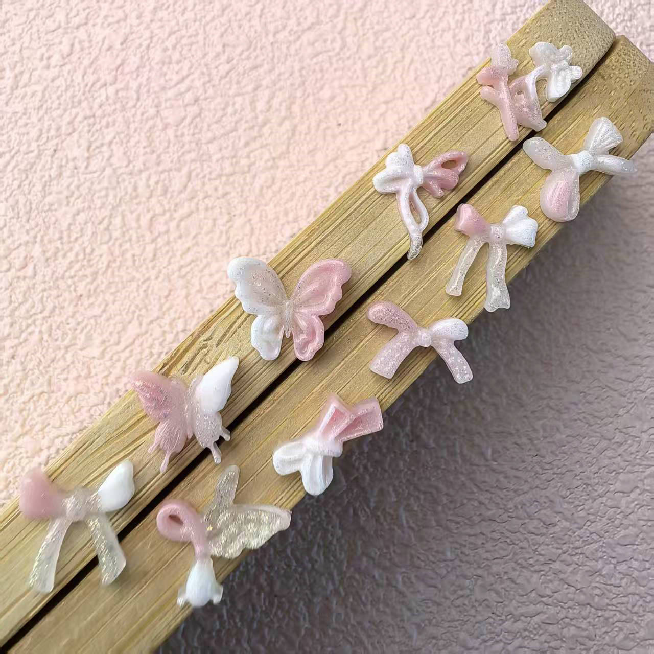 粉白蝴蝶结蝴蝶树脂饰品配件批发01.jpg