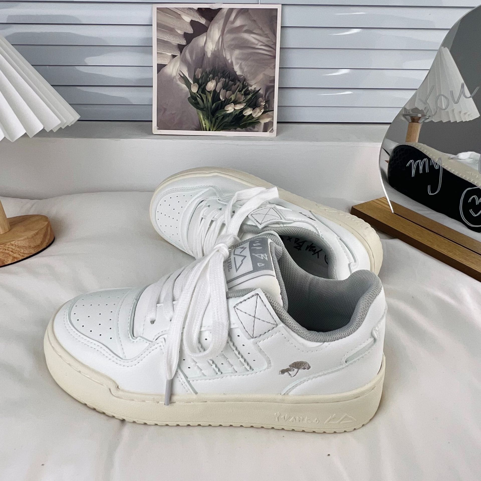 Otoño 2023 nuevos zapatos blancos versátiles del estilo coreano para las mujeres de los estudiantes