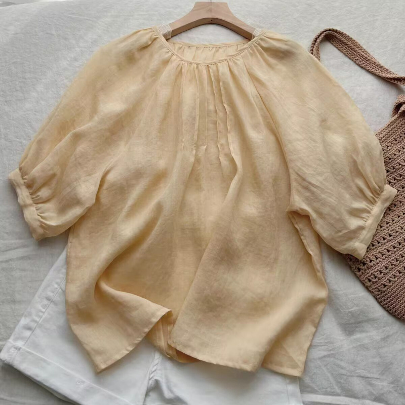 年齢を減らす子供の襟の泡の袖の乳の黄色のシャツの女性の2025夏の新型の気質の純色のシンプルでゆったりしている上着