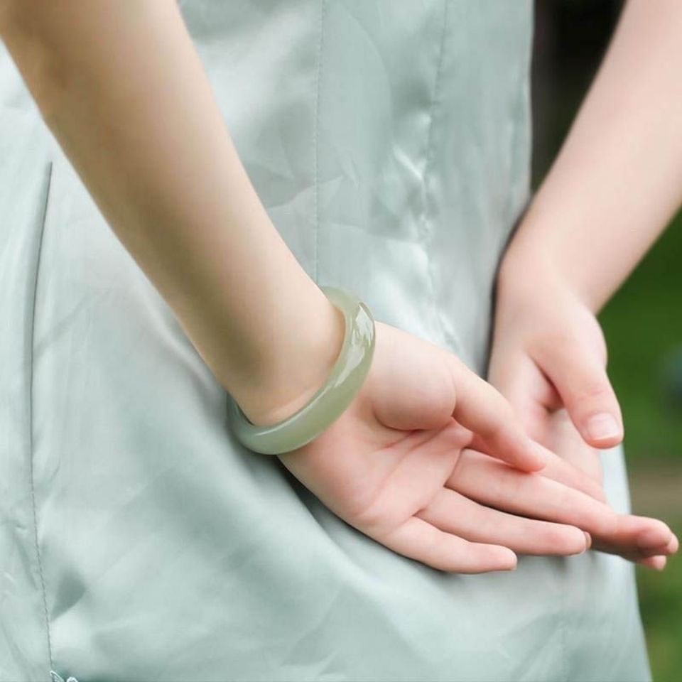 Vòng tay ngọc Hetian Tân Cương màu trắng xanh nhạt, đường kính trong 53–62 mm — [Kích thước trung bình] Kiểu dáng thông thường màu trắng béo mutton là kiểu duy nhất trong cuộc đời tôi, [Kích thước trung bình] Một trong những mẫu thông thường màu xanh và trắng duy nhất là một mẫu trọn đời