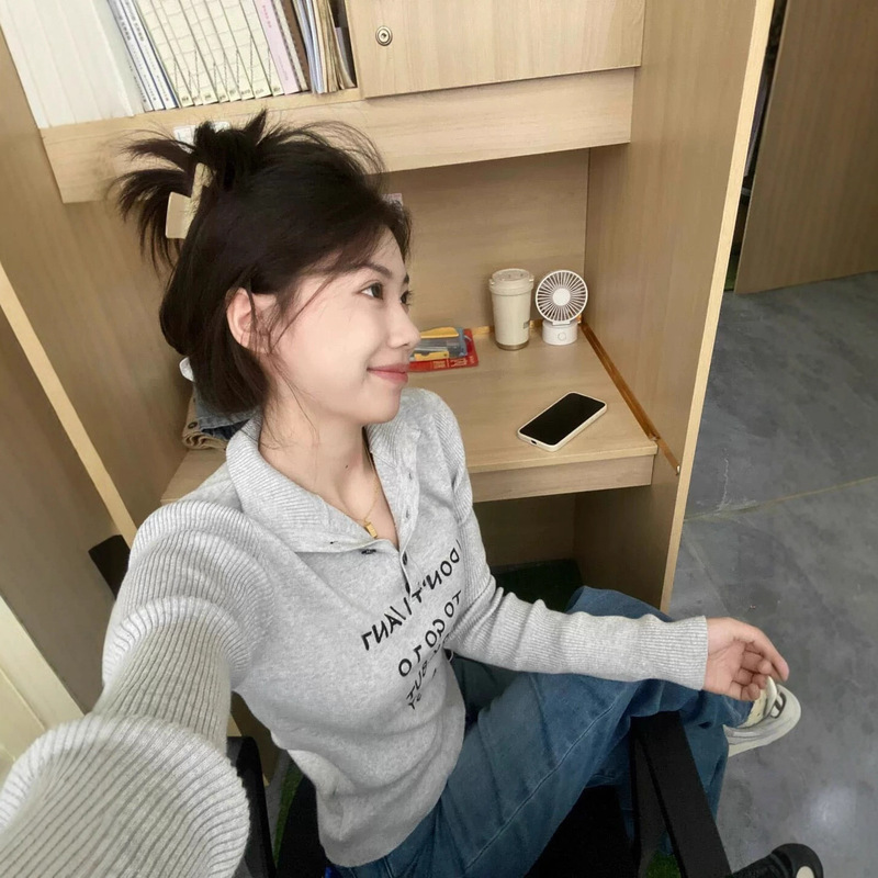 韩系灰色半高领针织内搭打底衫女秋季新款字母设计感翻领秋冬上衣|undefined