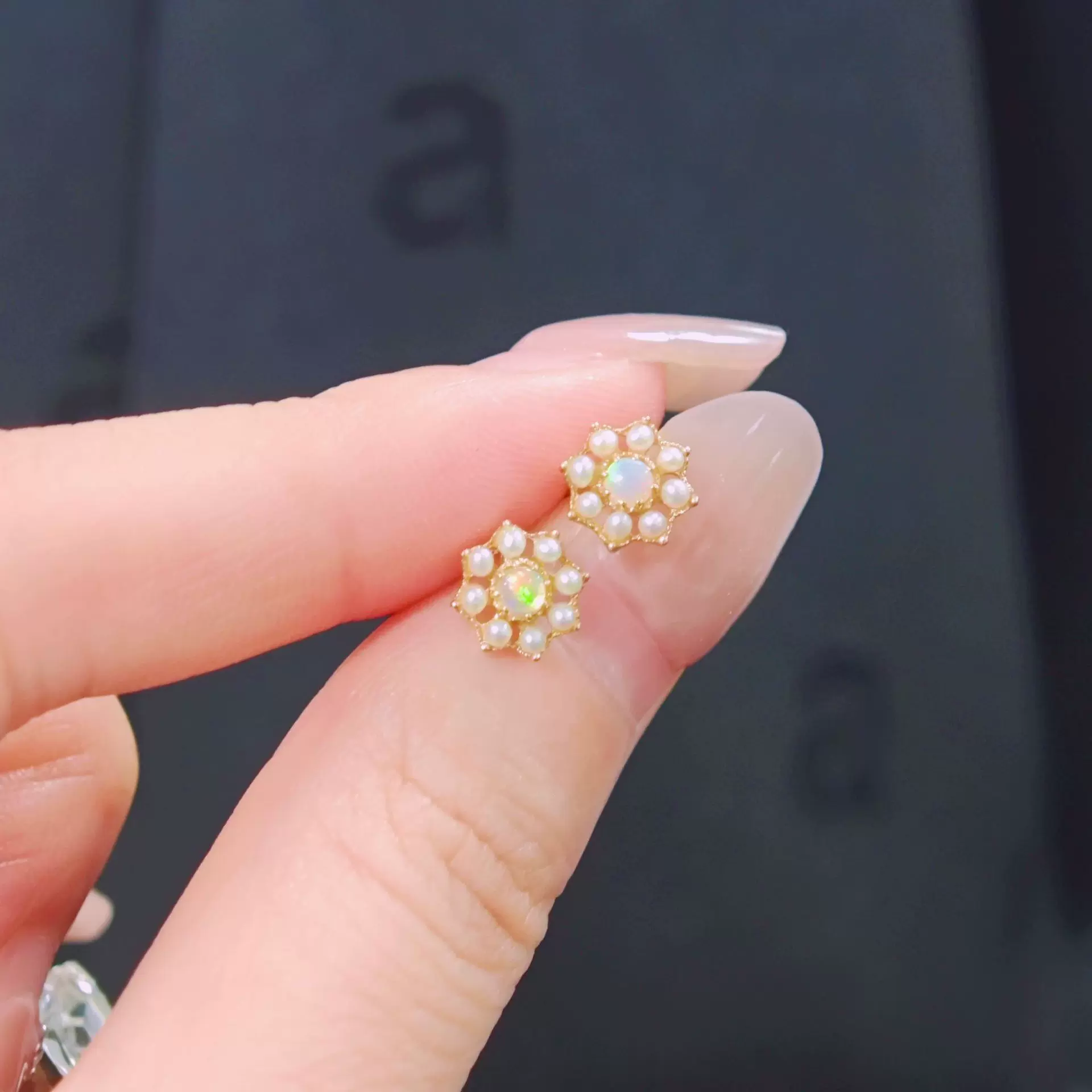 艺丽珠宝「捕捉光影」简约设计小花朵款 18K金澳洲澳宝珍珠耳环