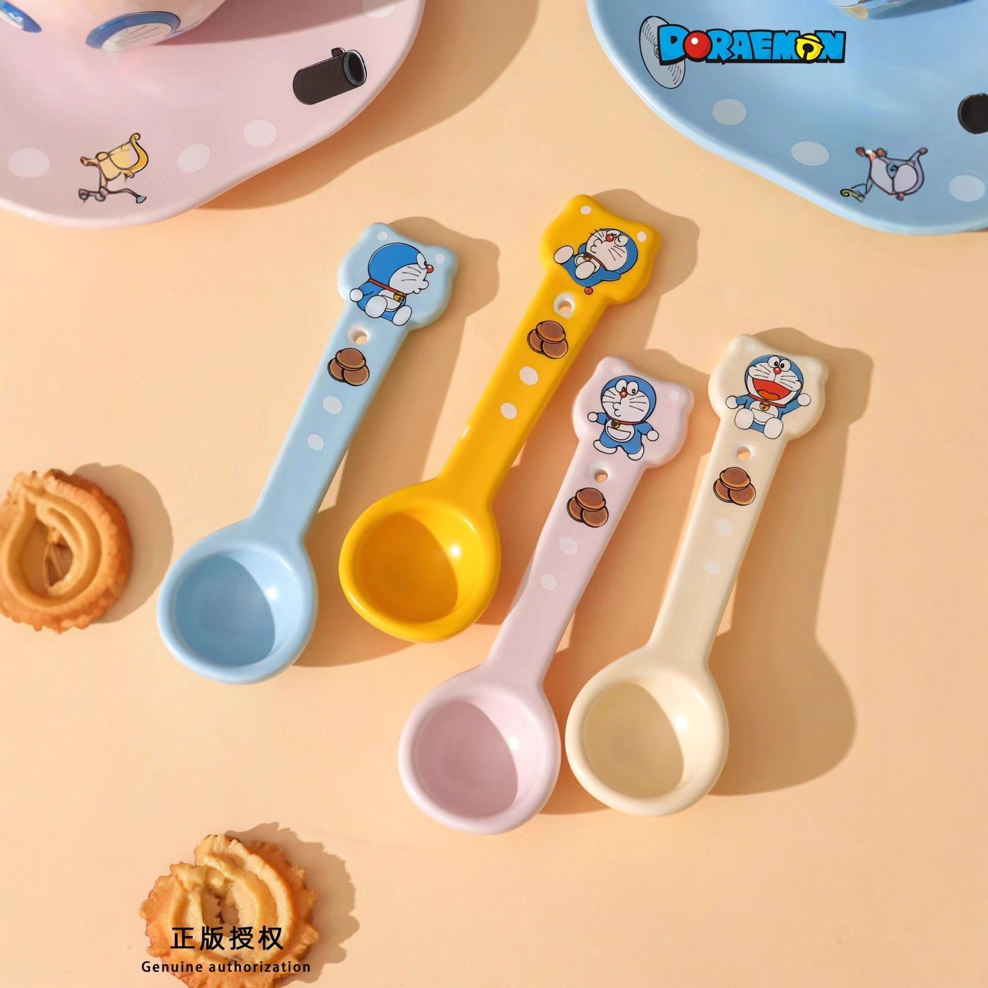 Auténtica licencia Doraemon cubiertos de cerámica de alto valor de cara platos, tazas y cucharas combinación de set lindo regalo de gato Dingdong