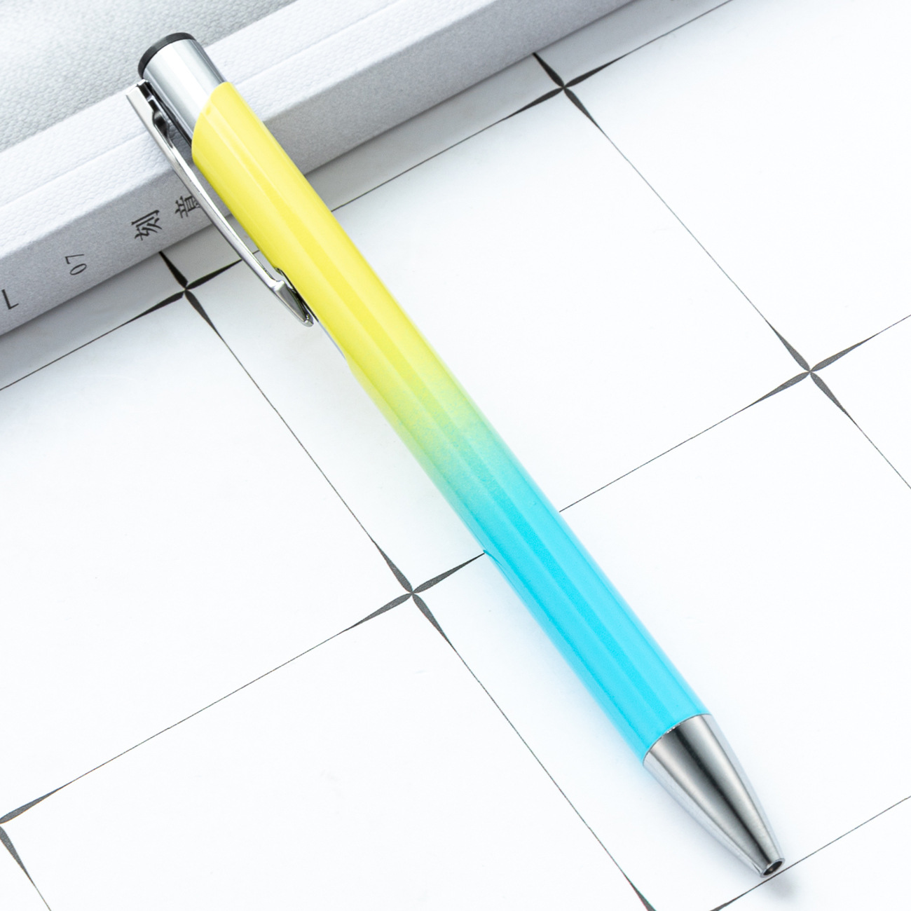 Bolígrafo de presión de dos bobinas, bolígrafo de varilla de aluminio degradado, papelería de oficina de negocios, bolígrafo de promoción de hotel, bolígrafo de regalo publicitario