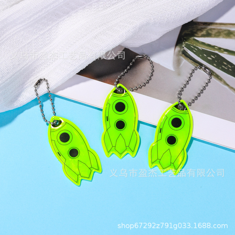 Factoria directa de colgantes reflectantes en forma de cohetes de llaveros nocturnos material de PVC colgantes de seguridad creativos de luz nocturna