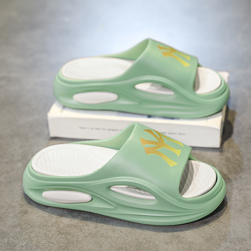 Zapatillas para hombres de verano nuevas marcas de moda para pisar la sensación deportiva de excremento de zapatos de playa para parejas caseras zapatillas frías de tamaño grande