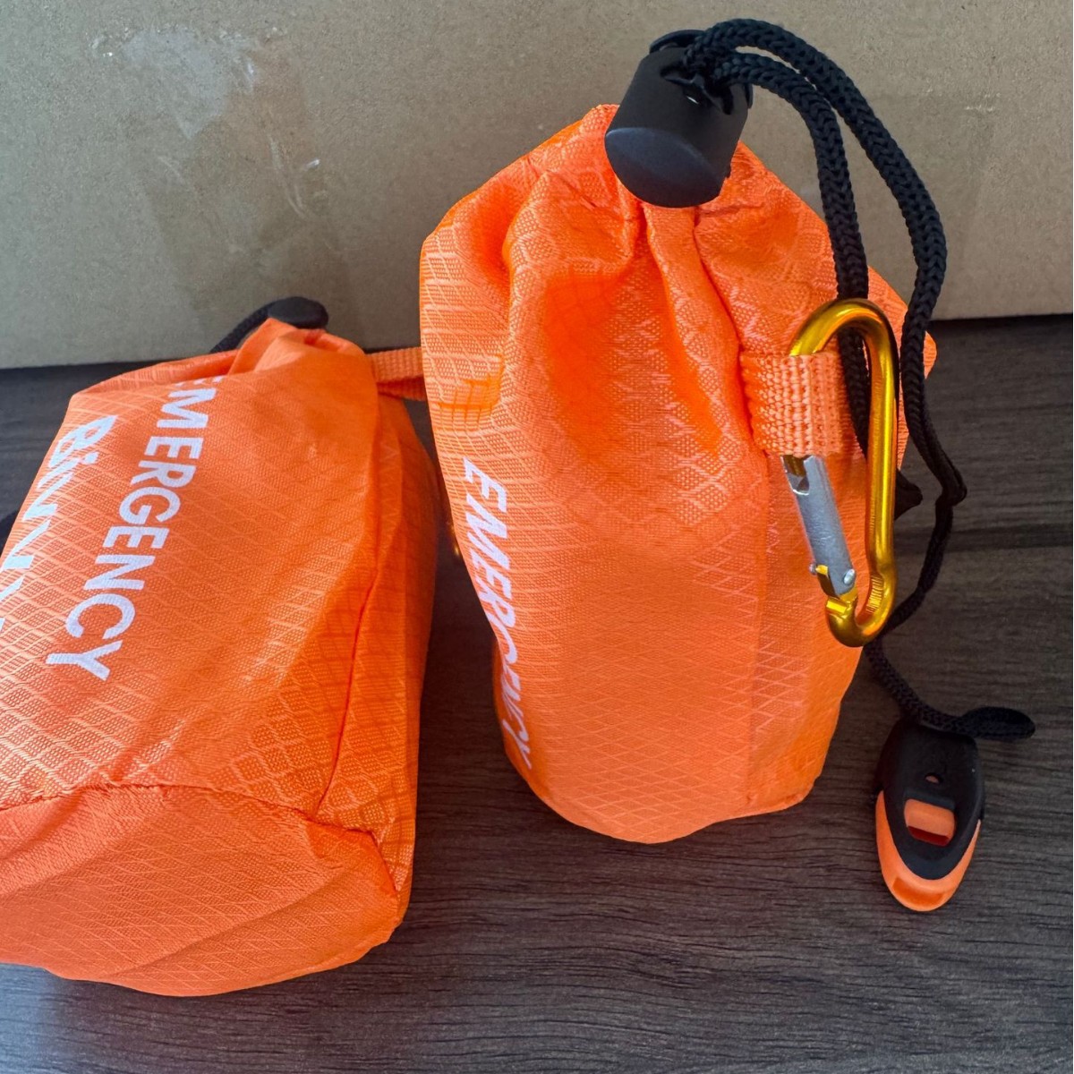 Outdoor envelope-style emergency sleeping bag, multifunctional travel PE aluminum film emergency sleeping bag, thermal sleeping bag, cold-proof blanket