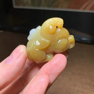 Jin Yutang Xinjiang Hetian Jade Sugar Jade is rich and successful immediately. Fine texture, sugar color, ruddy three-dimensional carved