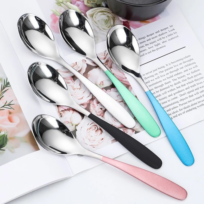 Cuchara ovalada de acero inoxidable Cuchara de postre de color creativo Cuchara de café de celebridades de Internet de alto valor Cuchara de comida de restaurante en casa