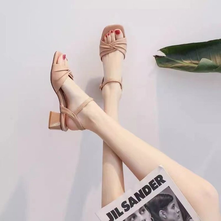 Sandalias mujer verano 2025 nuevo estilo caliente moda todo fósforo tacón medio tacón grueso con zapatos de tacón alto zapatos romanos