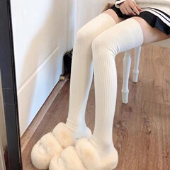 女性の秋冬は膝を厚くして、純色のシンプルな女性の靴下の縦縞の靴下を温めて、膝の靴下の潮流を通します。