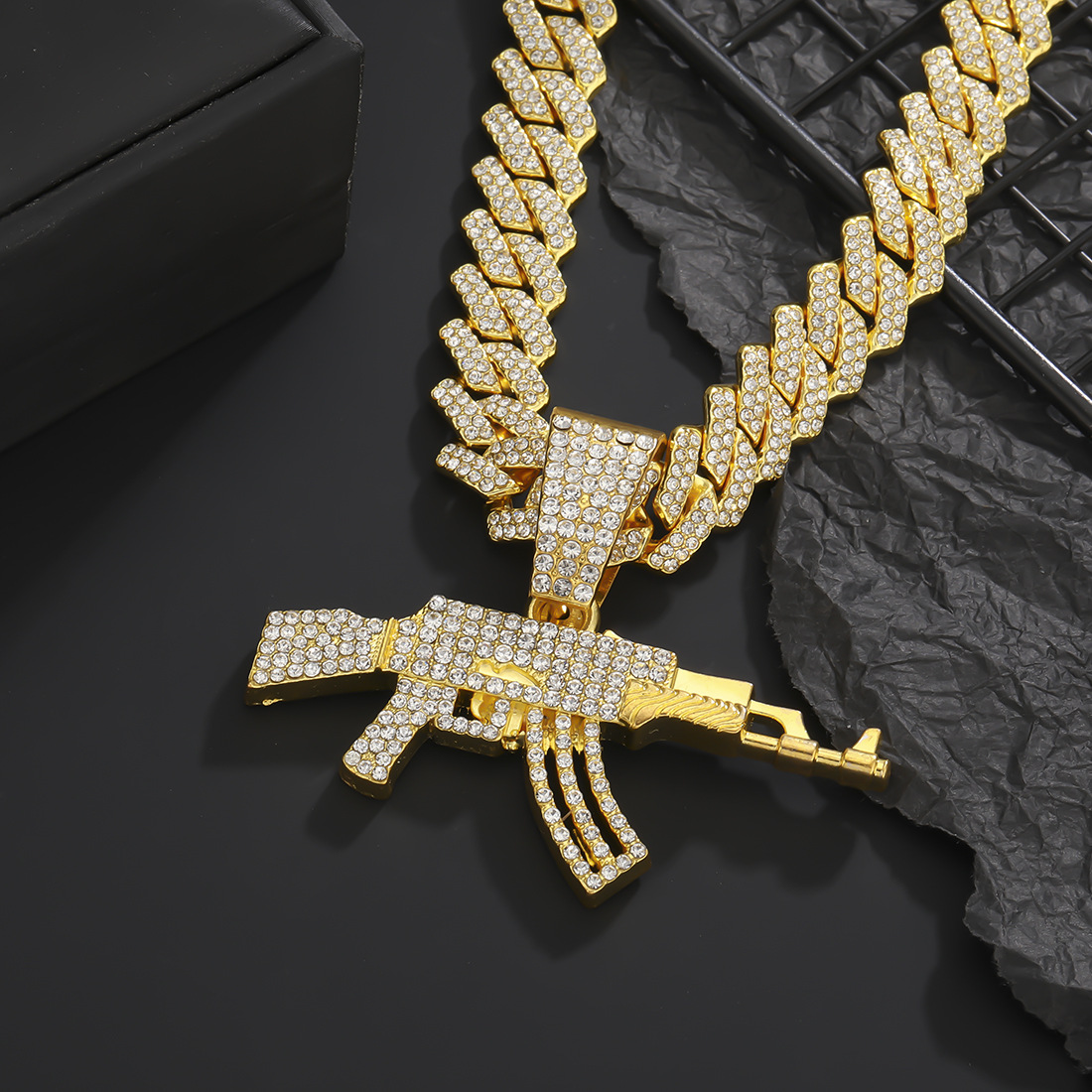 Cool y exagerado punk hip-hop hip-hop en Europa y América con collar colgante de pistola