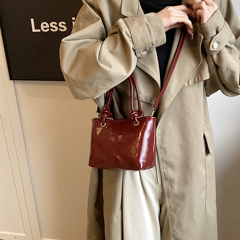 Otoño y invierno, bolsos de mujer, 2024 nuevo bolso de boda rojo, moda, bolso de hombro de mano, bolso de cubo de agua.