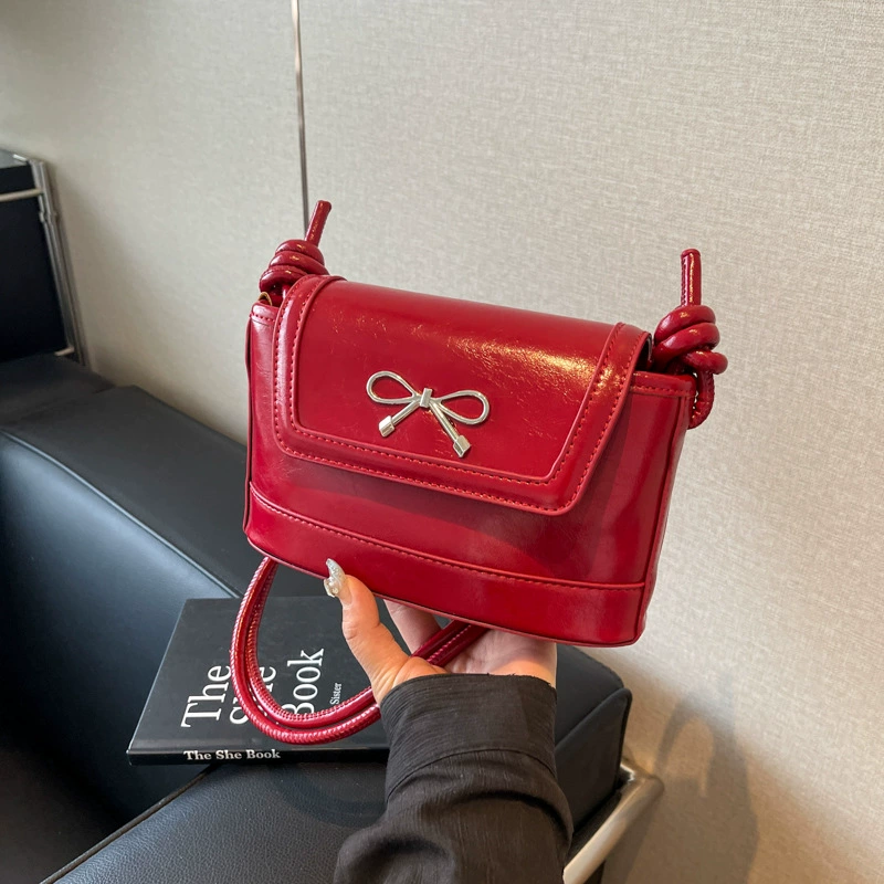 Модный бокс-ранец? нет. Wait: It's a shoulder bag: