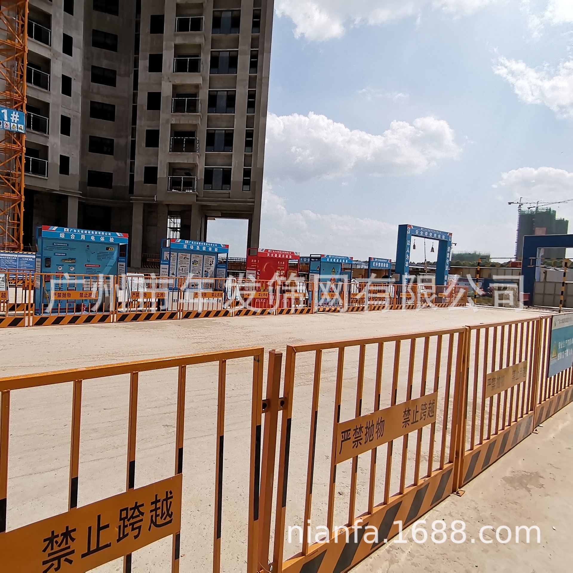 竖管式栅栏现货出售 黄黑色工地栏杆 临边定型化防护栏