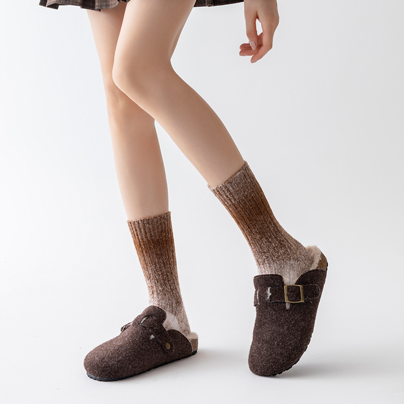 Calcetines para mujeres otoño y invierno gruesas barril largo de calcetines calientes para jóvenes personalidades gradientes de colisión de color pila de anchor rojo tubo medio