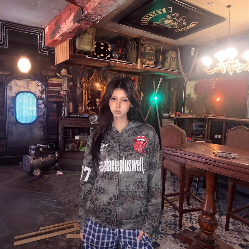 Factory stock: American-style street leopard print camouflage hoodie with a rock and roll tongue print, available for men and women, perfect for couples