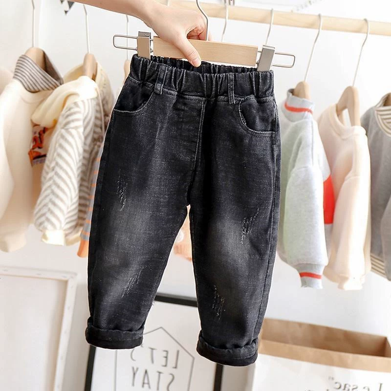 Новые детские джинсы для мальчиков на весну-осень 2026: модные повседневные длинные брюки для малышей
