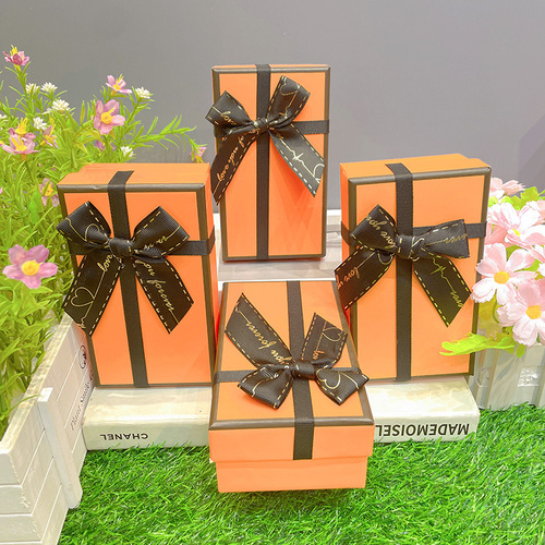 Elegant and lightweight luxury style gift box birthday gift high-end creative gift for boyfriends and girlfriends cute keychain gift box