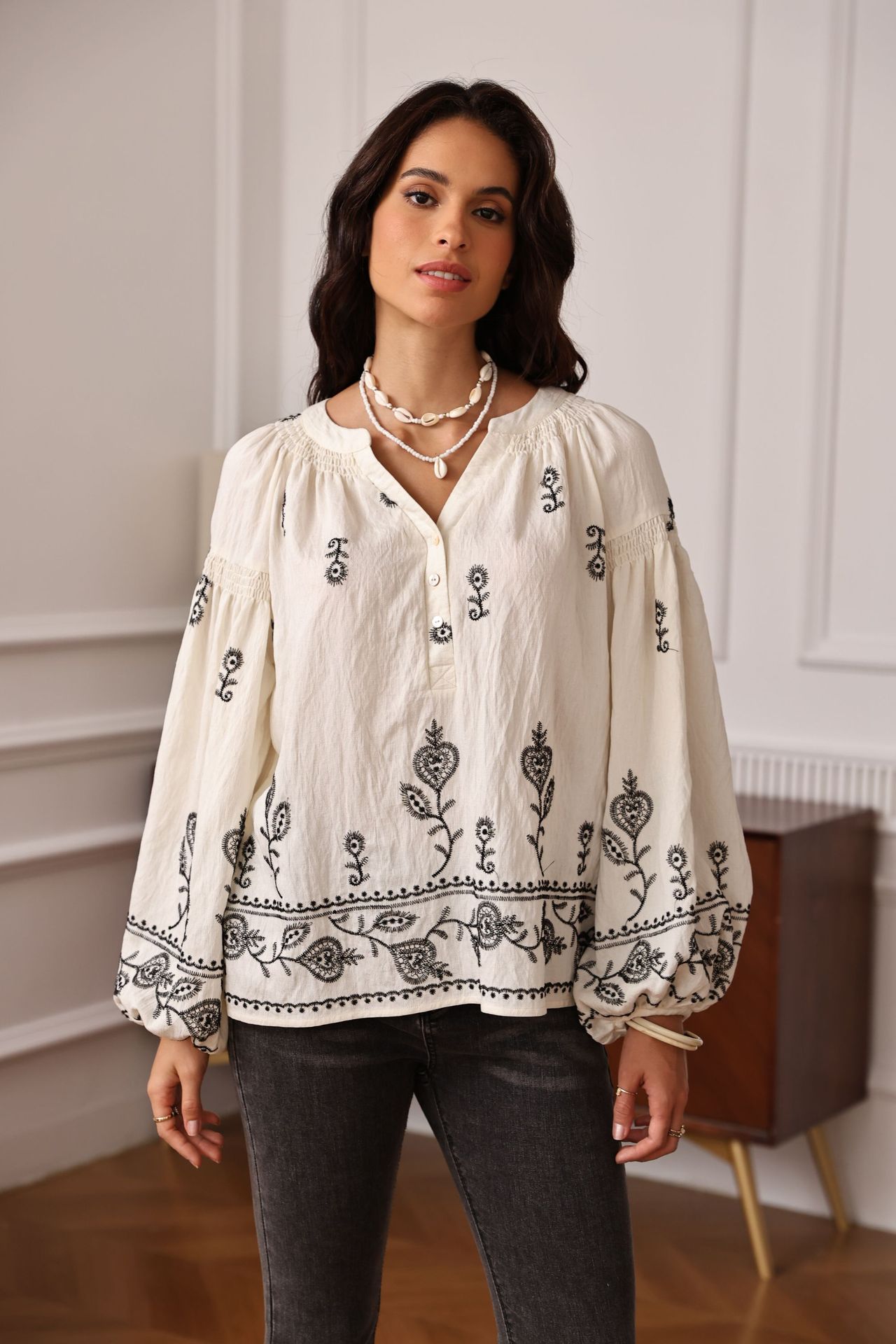 Primavera y otoño Europa y Estados Unidos ropa de mujer transfronteriza manga larga camisa de cuello medio abierto suelta comercio exterior ropa de mujer casual bordada camisa interior