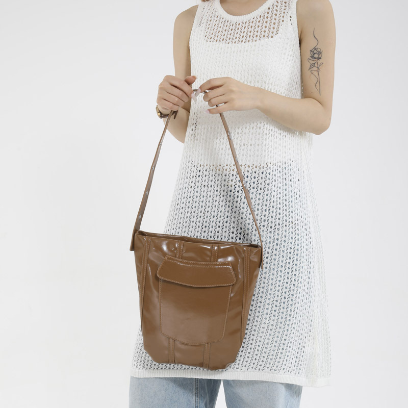 Bolso de axila de textura de alta calidad 2025 verano nuevo bolso femenino retro remache bolso de hombro de gran capacidad de moda