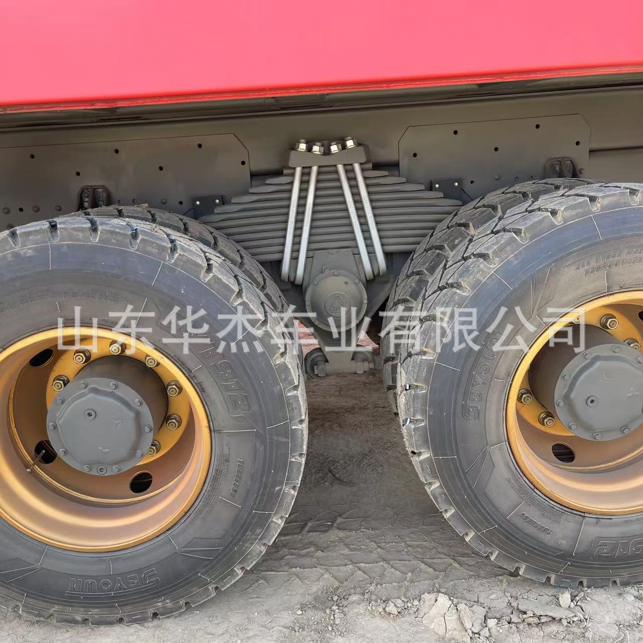 Cross-border Sinotruk Howo 8-wheel rear dump truck, 371 horsepower, for transporting soil and construction materials, export engineering truck
