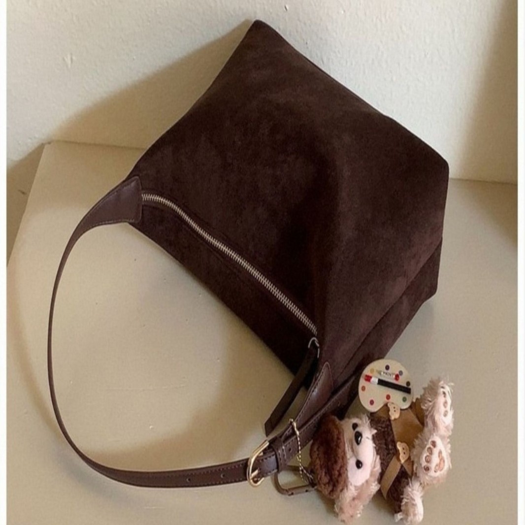 秋冬韓国版レトロ絨毛面シンプルな脇の餃子バッグシンプルな通勤鹿皮絨毛シングルショルダーバッグ