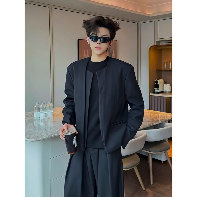 Black Collarless Shoulder-Padded Suit Jacket for Men, British Yuppie Fake Two-Piece Short Jacket, High-End Male Model Outfit Black Collarless Shoulder-Padded Suit Jacket for Men, British Yuppie Fake Two-Piece Short Jacket, High-End Male Model Outfit
