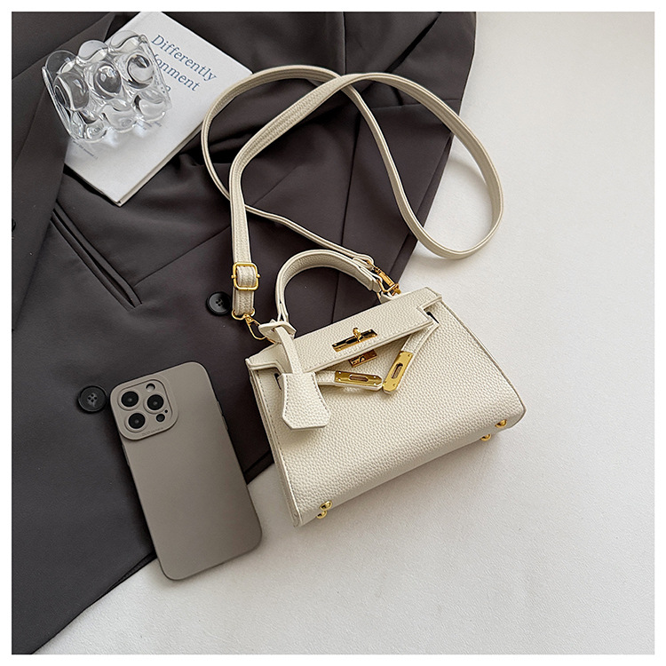 This year, a new women's casual summer single-shoulder crossbody bag with a niche design is in vogue. The hand-held small square bag is popular Specification drawing
