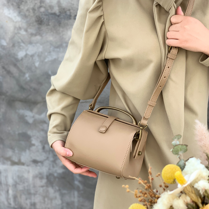 Wholesale Women's Large Capacity Crossbody Bag, Vintage Casual Vegetable Tanned Leather Doctor Bag, Commuter Handbag & Shoulder Bag - Thumbnail 2