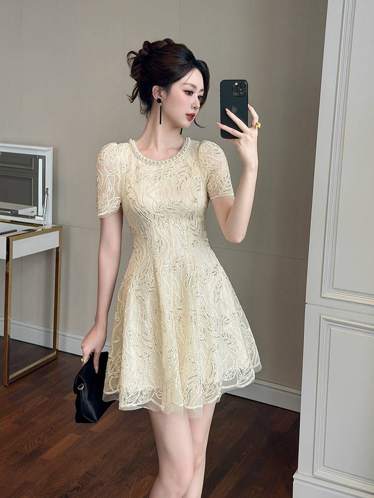 Váy ren chữ A cổ tròn thắt eo đính sequin phong cách Pháp — quả mơ vàng