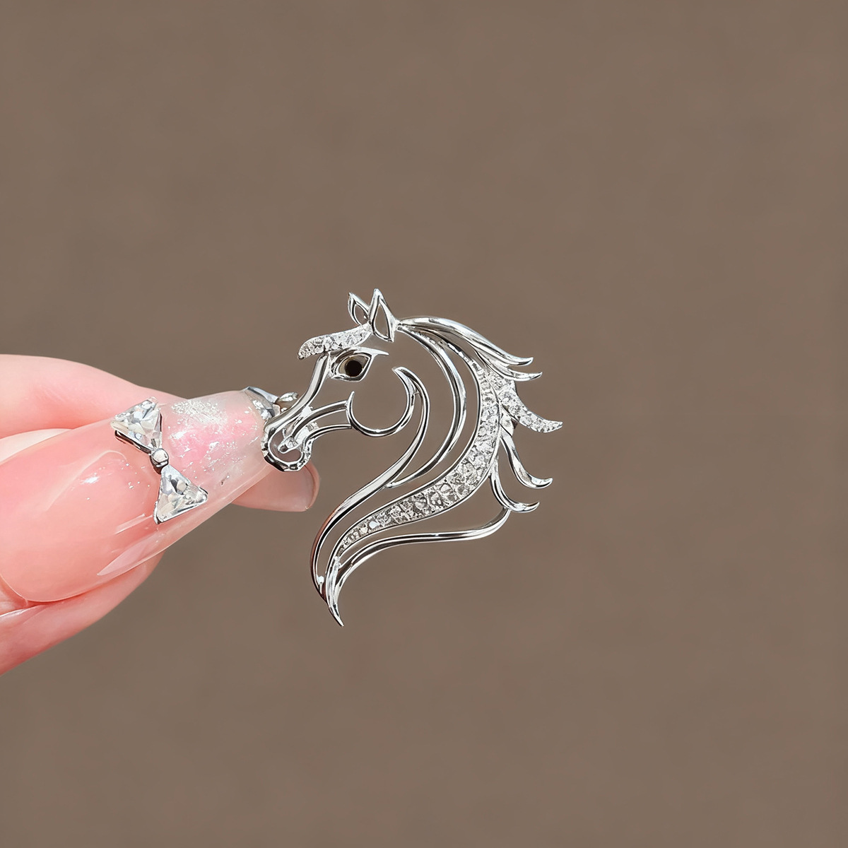 Broche Exquisite Hollow Pony 2025, nouveau modèle unisexe, design personnalisé, année du Cheval, accessoire de mode_voghion.com