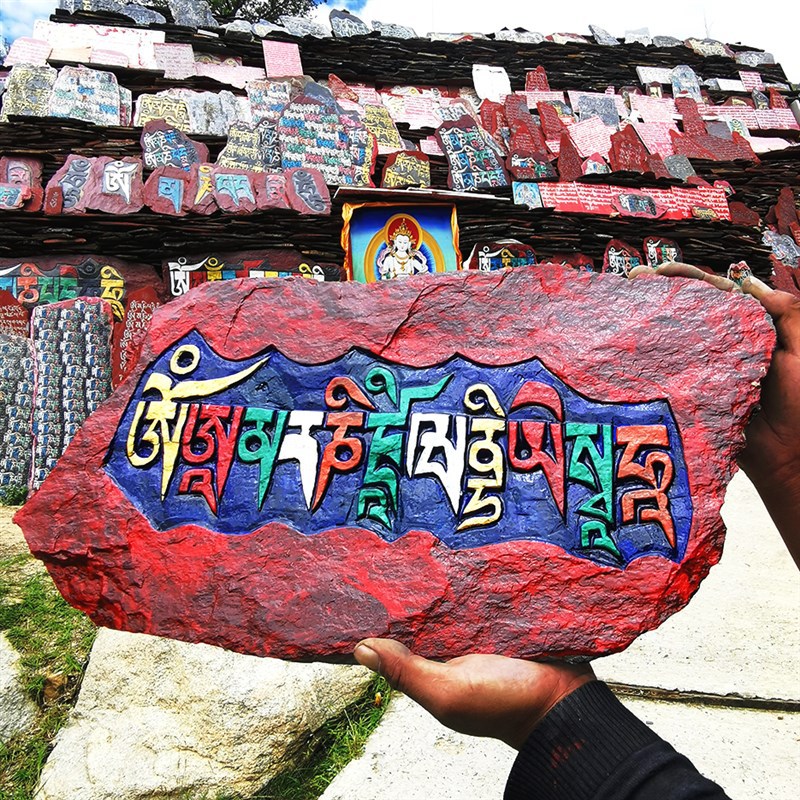西藏拉萨 手工雕刻玛尼石 嘛呢石玛尼堆安放  堆放