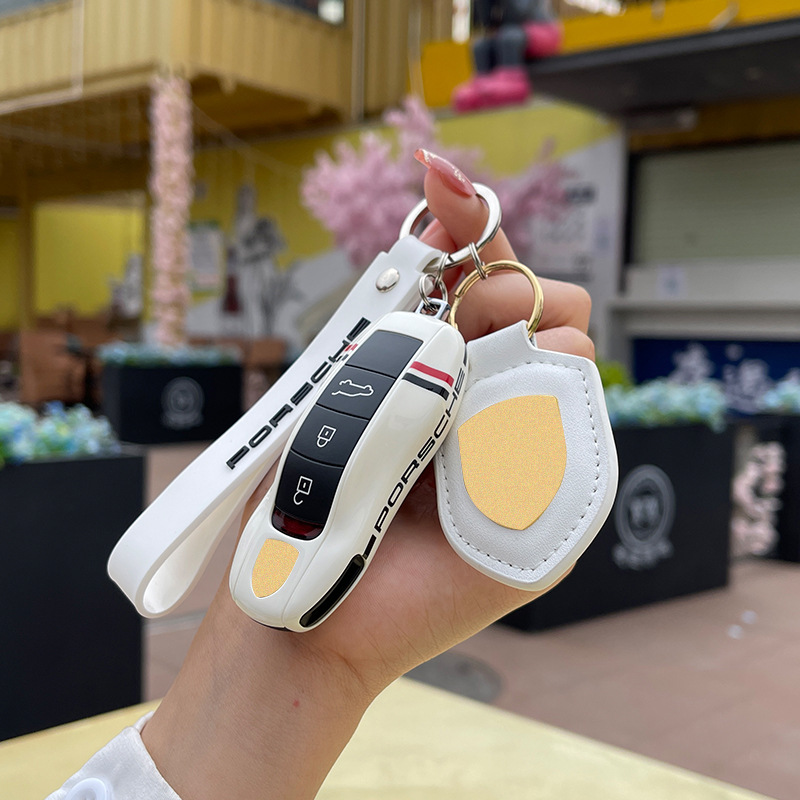 A형 세라믹 화이트에는 방패 + 열쇠고리가 함께 제공됩니다.