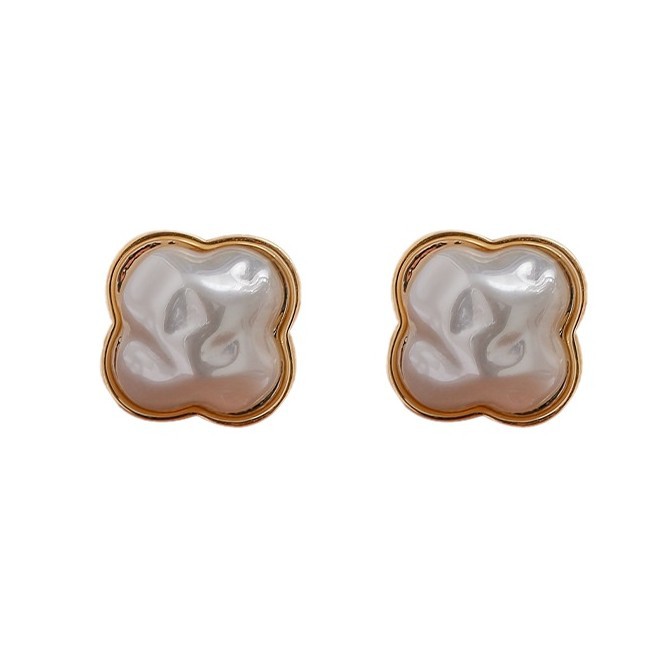 Fashionable small design earrings from pearl