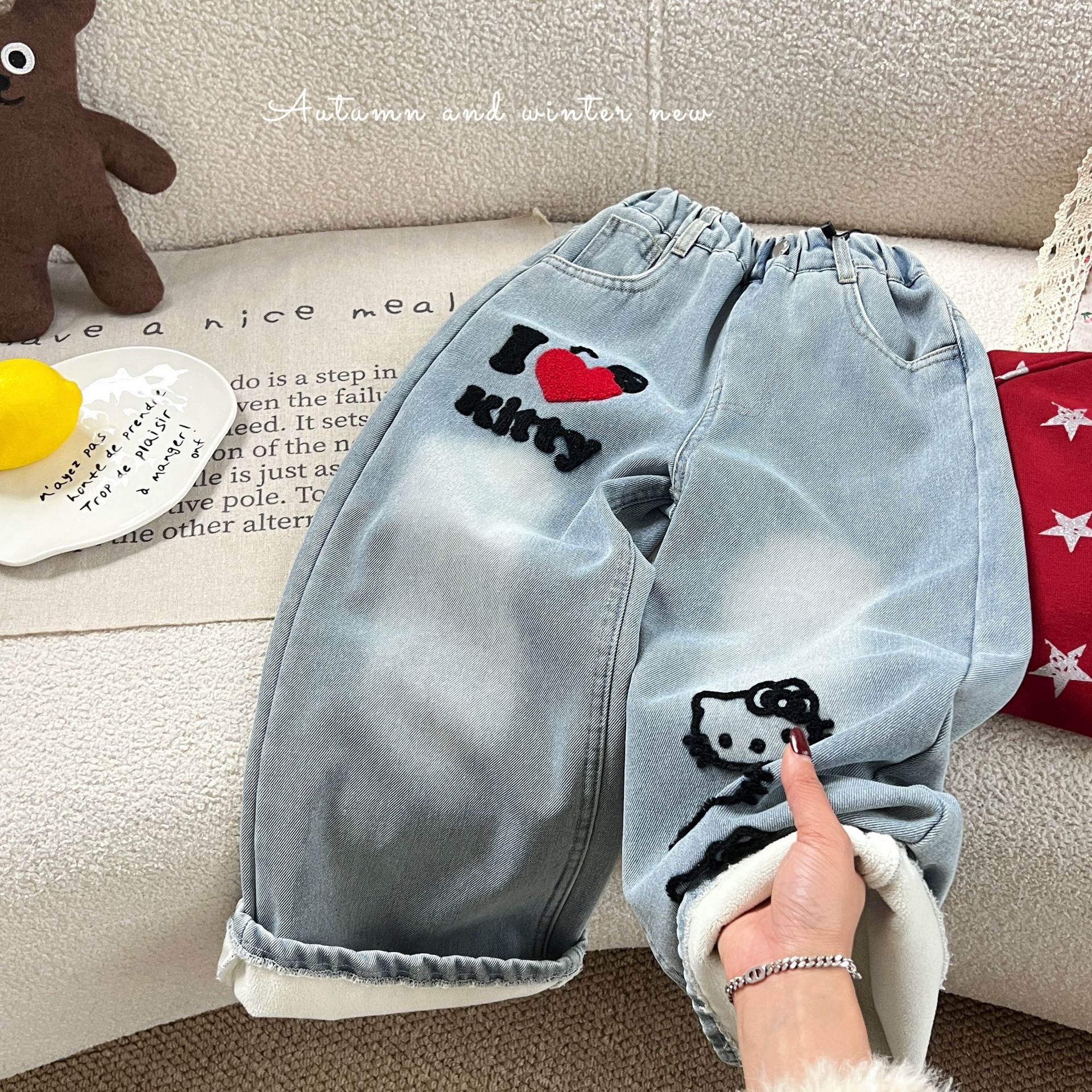 儿童裤子2025冬季新品女童4228毛巾绣KT猫款一体绒韩版牛仔直筒裤