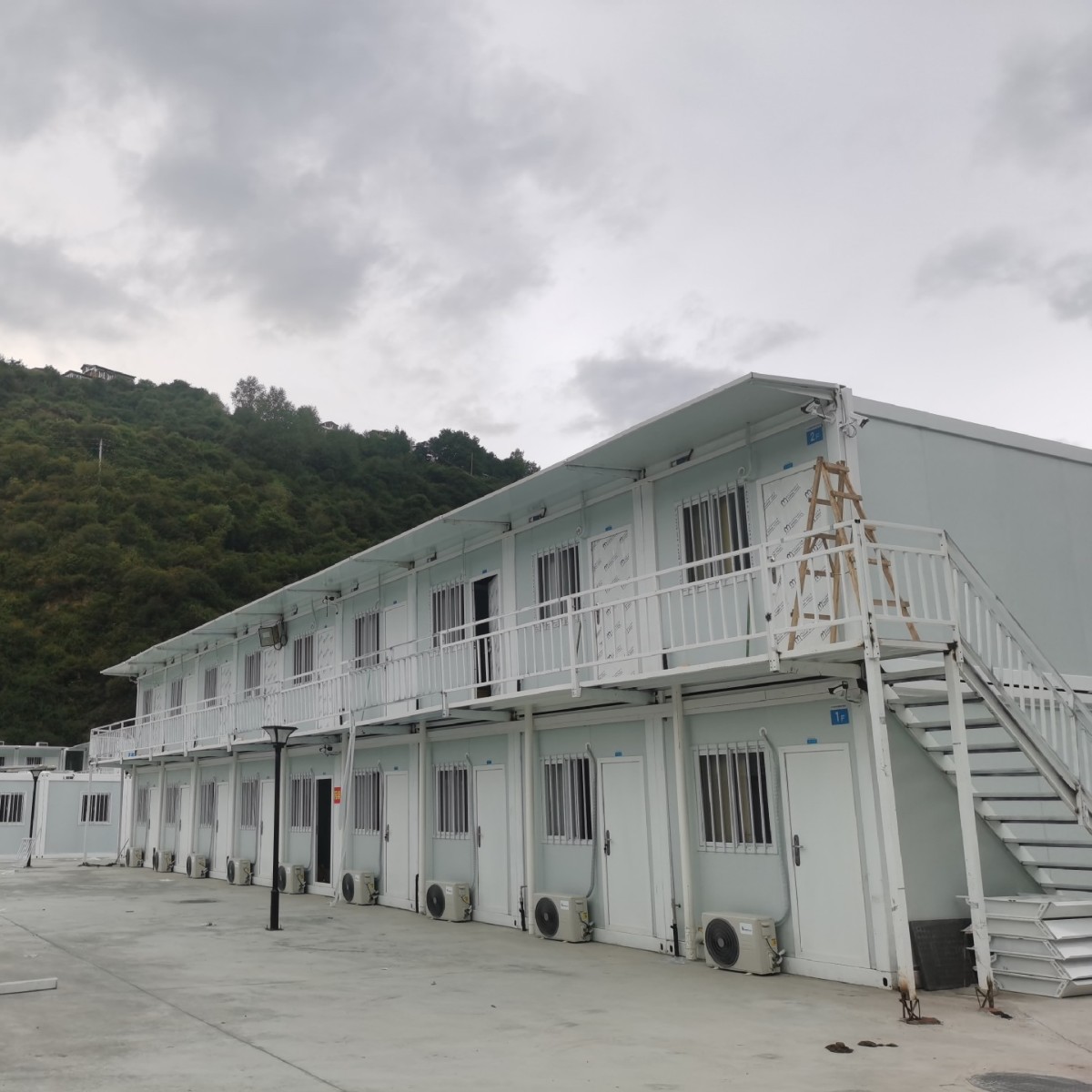 Casa de juntas móvil, construcción temporal, fábrica de dormitorios, infraestructura, hospital, acero de color, alojamiento de doble capa, casa de juntas de contenedores con decoración