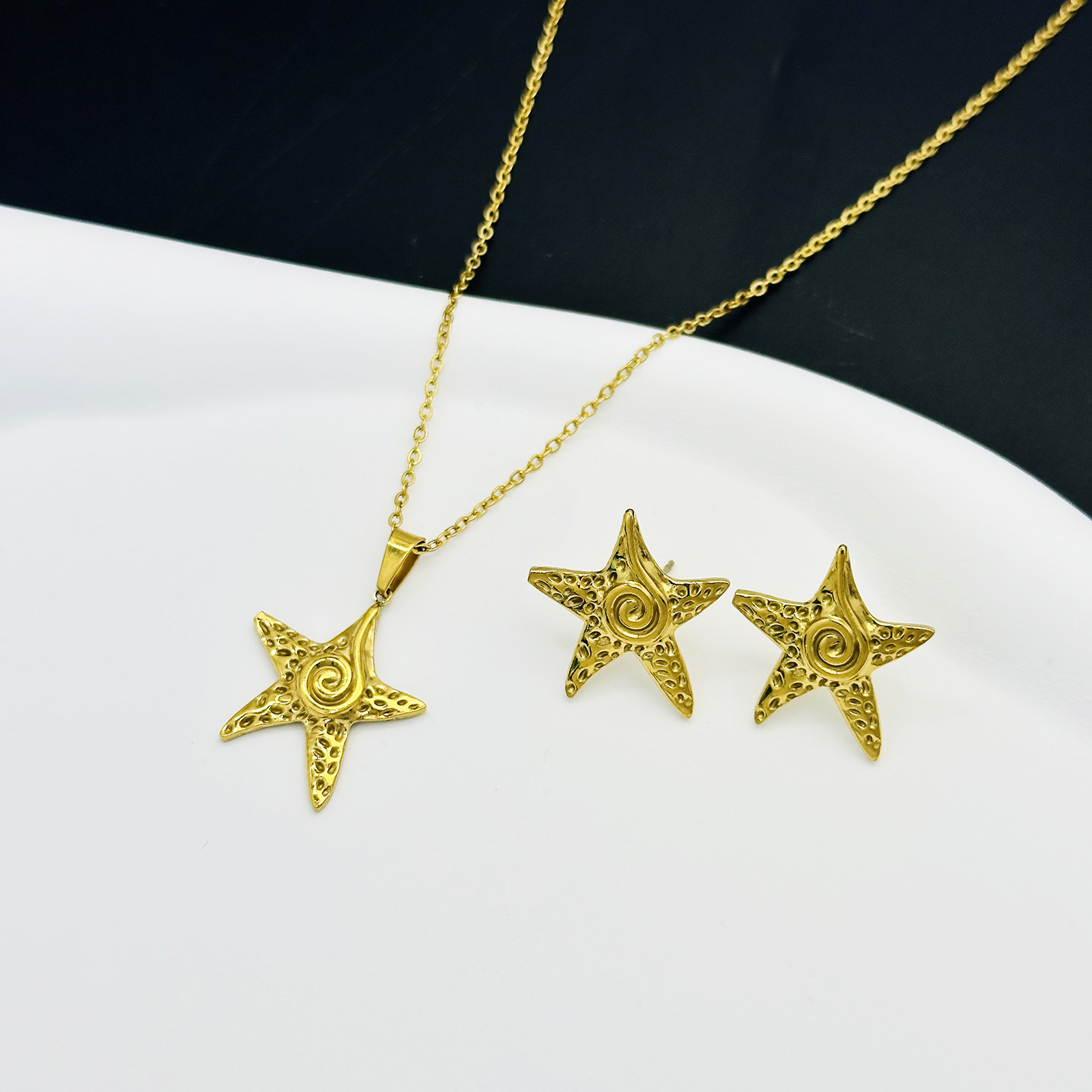 Estrella de mar dorada Amazon explosión ligera de lujo de alta calidad combinación de pendientes de superficie no desvanecerse accesorios de lujo ligeros nuevos productos