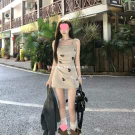 法式复古绝美小个子吊带连衣裙女夏季2026新款方领漂亮掐腰短裙子