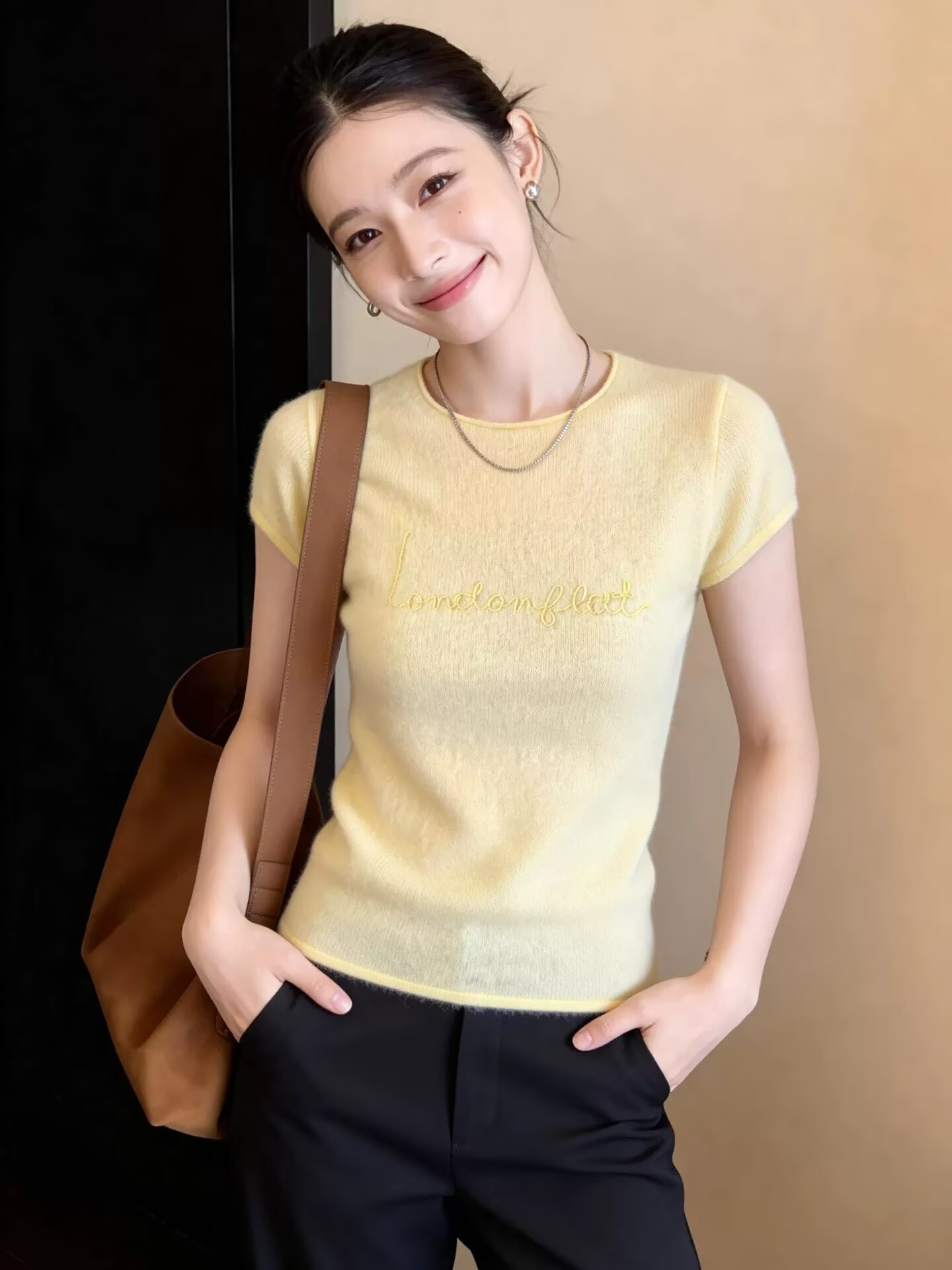 Áo thun nữ tay lửng thêu hoa chất liệu len lụa mát mẻ — màu vàng