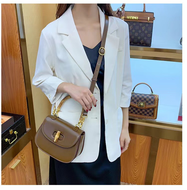 2024 Nuova borsa da donna in bambù primavera/estate con alta qualità e design unico Borsa da sella a tracolla con tracolla portatile di lusso leggera di alta qualità_voghion.com