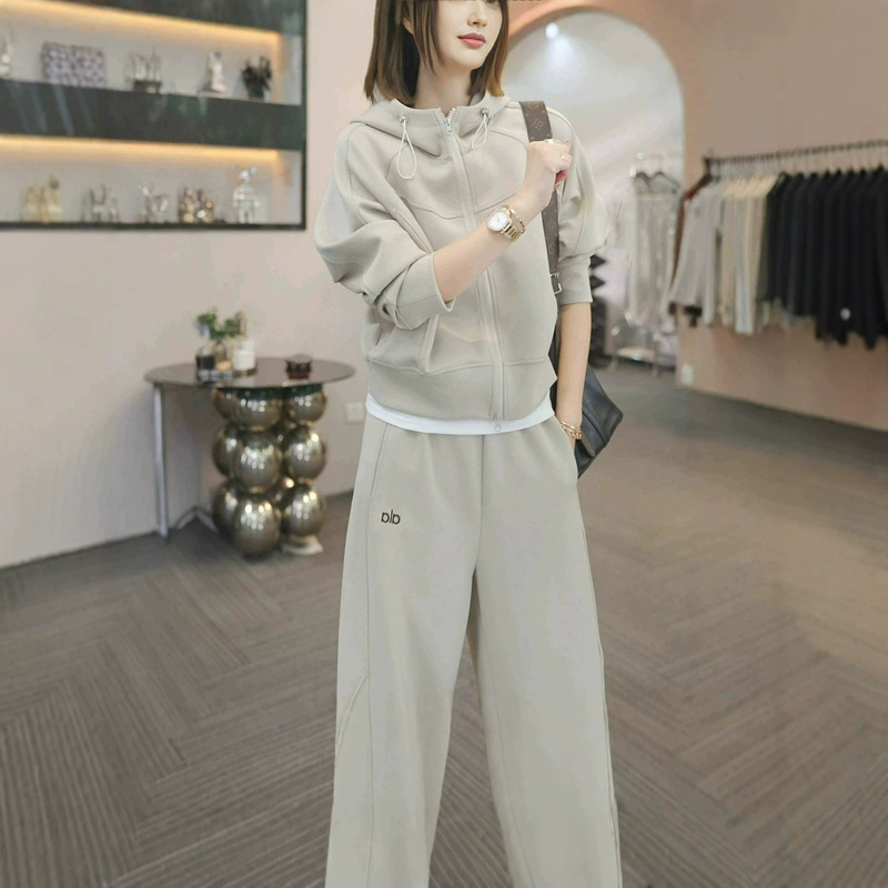 European-Style Casual Sports Suit for Women, Autumn and Winter 2026 New Model, Stylish and Age-Reducing, Slimming Sweatshirt and Wide-Leg Pants Two-Piece Set European-Style Casual Sports Suit for Women, Autumn and Winter 2026 New Model, Stylish and Age-Reducing, Slimming Sweatshirt and Wide-Leg Pants Two-Piece Set